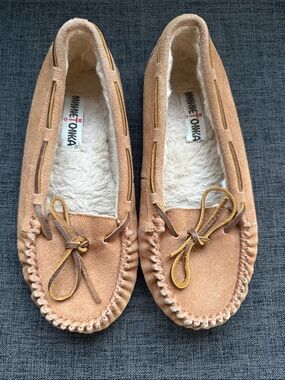 Minnetonka Suede Moccasin Slippers in Tan with Cream Lining